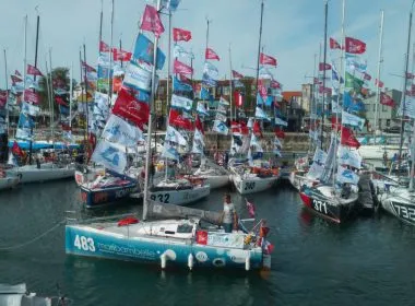 Mini Transat La Rochelle 2017 : Zou habille le bateau de Pierre Revol !