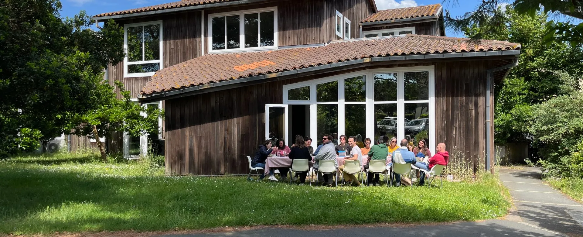 Coworkeurs attablés à l'extérieur de l'espace de coworking du WorkingShare Kastler
